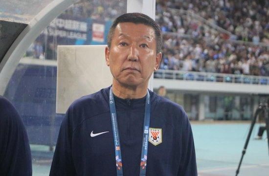 而丽亚娜莱伯拉托所扮演的女儿从被动惊骇的流亡到自动协助父亲解脱窘境（实时按下火灾按钮、），作为半年夜孩子她在考验中成长所表示出的沉着、睿智，不输奸细老爸的风度也颇具教育味。